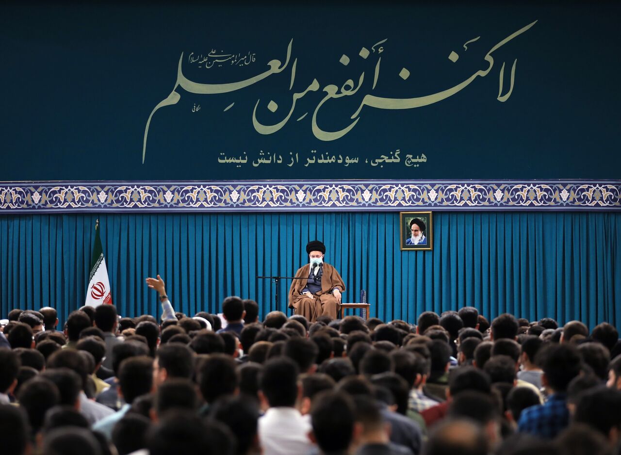 Aiatolá Khamenei: a juventude iraniana é "objeto de ódio de inimigos arrogantes e cartéis sionistas"