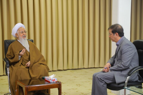 آیت الله جوادی آملی: اگر می خواهید رشد کنید باید جهانی فکر کنید