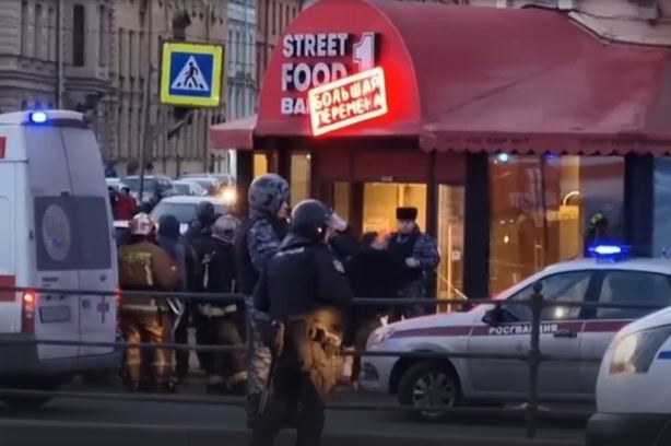 قتيل و19 مصابا بانفجار عبوة ناسفة في مقهى وسط سان بطرسبورغ