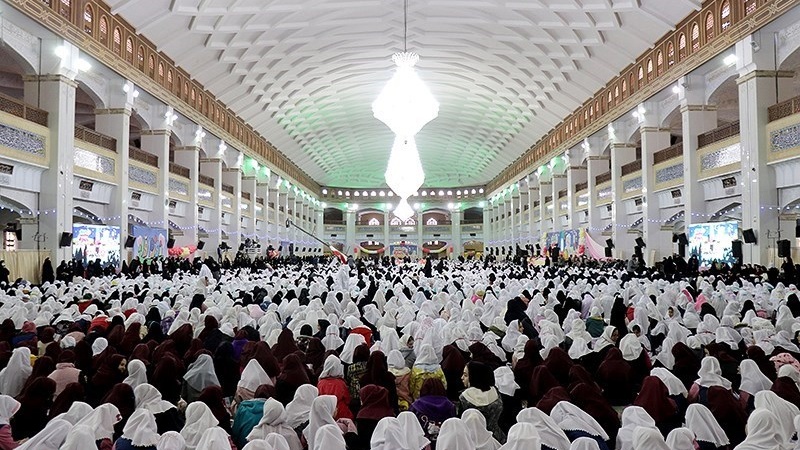 10 Ribu Siswi di Kota Tabriz Rayakan Usia Baligh