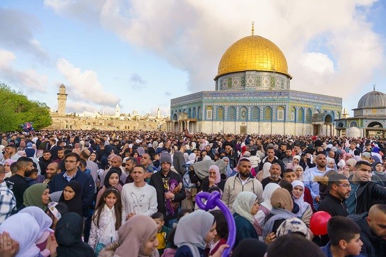 120 ألف مصل يؤدون صلاة العيد في المسجد الأقصى المبارك