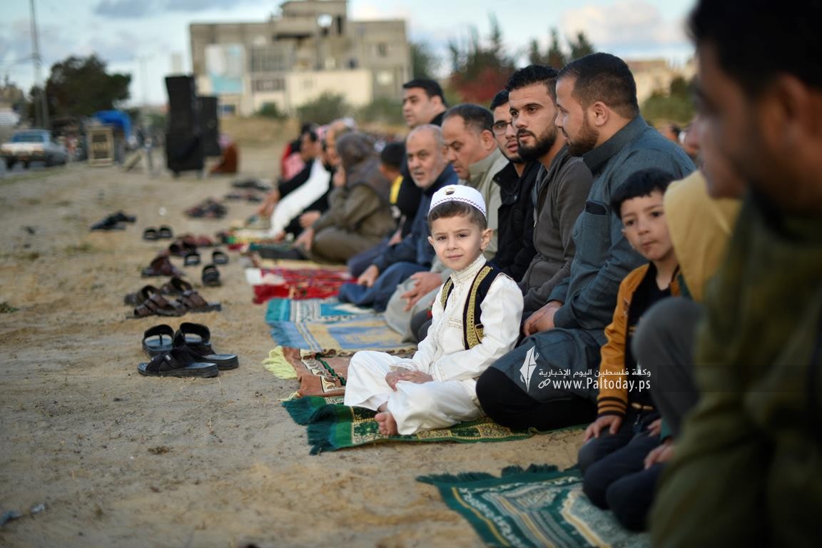 الفلسطينيون يؤدون صلاة العيد في الساحات العامة+(صور)