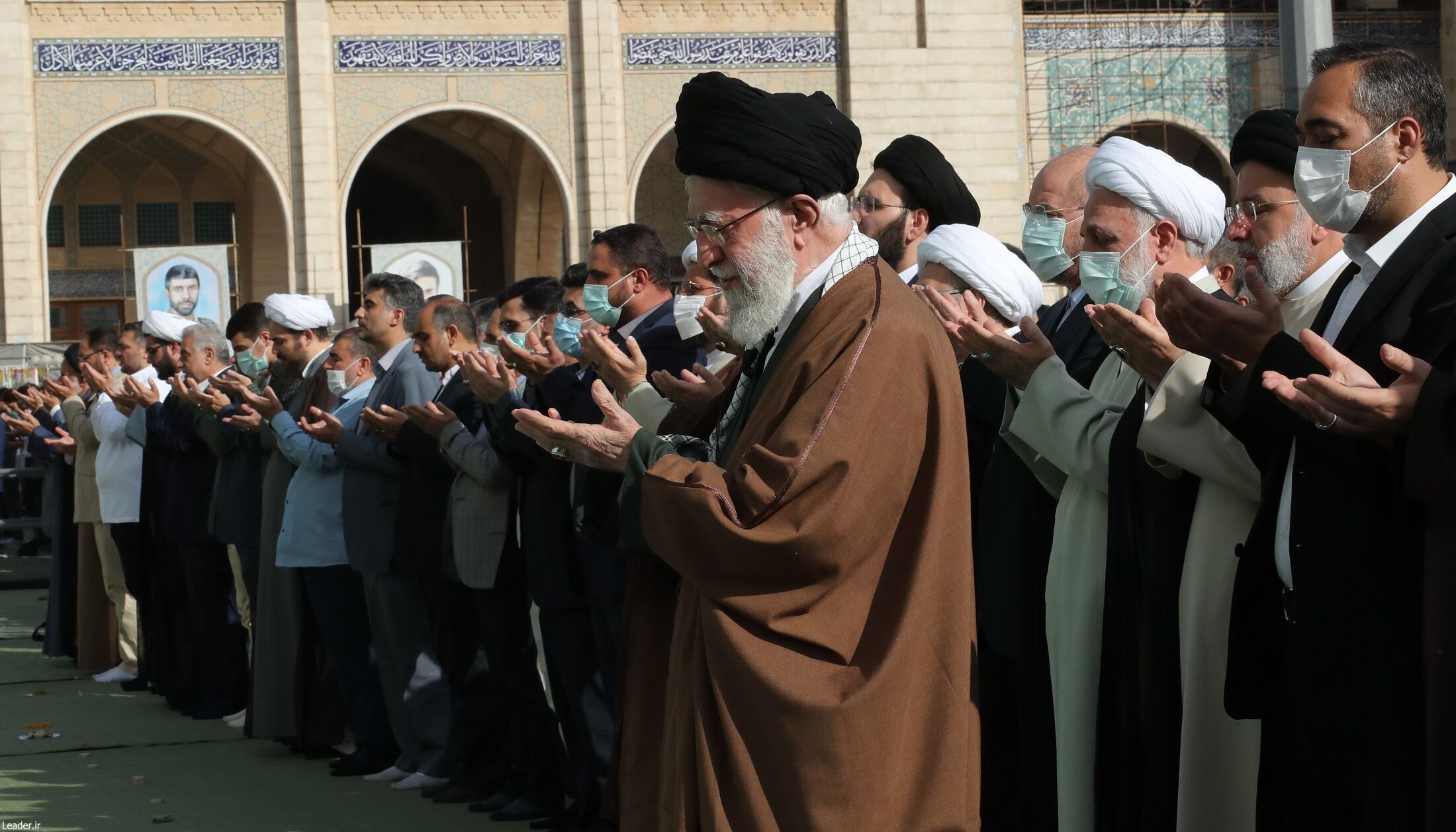إقامة صلاة عيد الفطر السعيد في طهران بامامة قائد الثورة الاسلامية