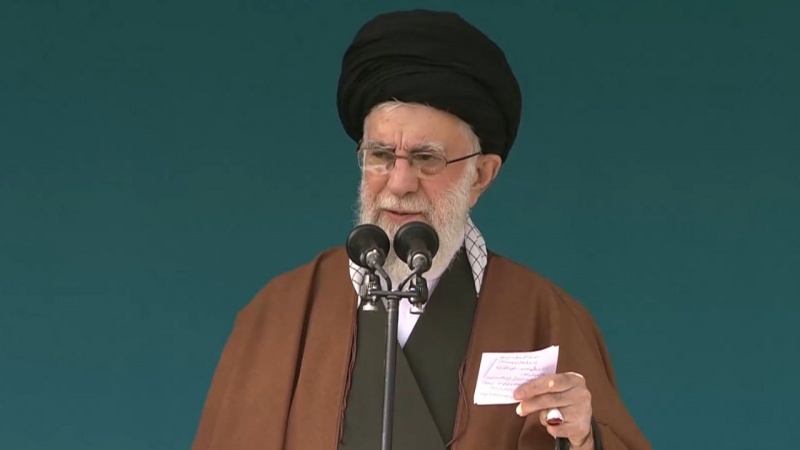 イラン最高指導者；「西側の軍事戦略は西アジアで失敗」、断食明け礼拝にて