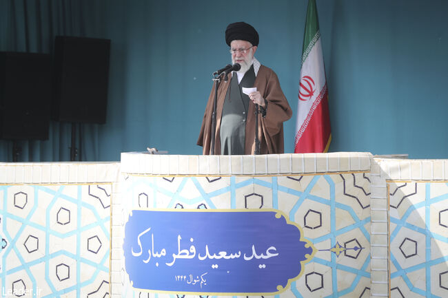 Ayatolá Khamenei lidera a oração do Eid Al-Fitr em Teerã no Irã