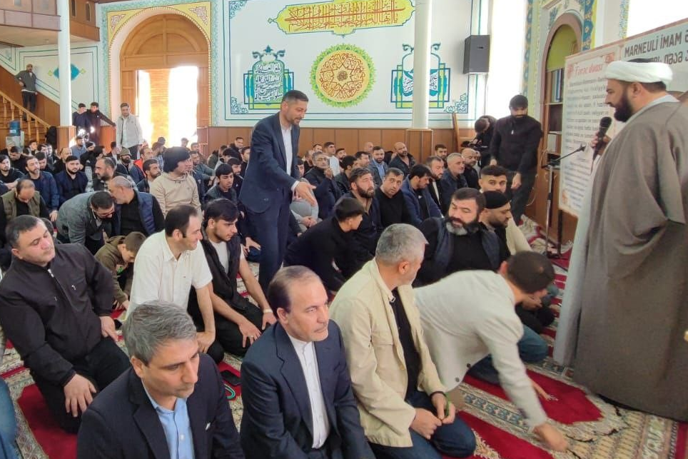 اقامه نماز عید سعید فطر در شهر مارنئولی