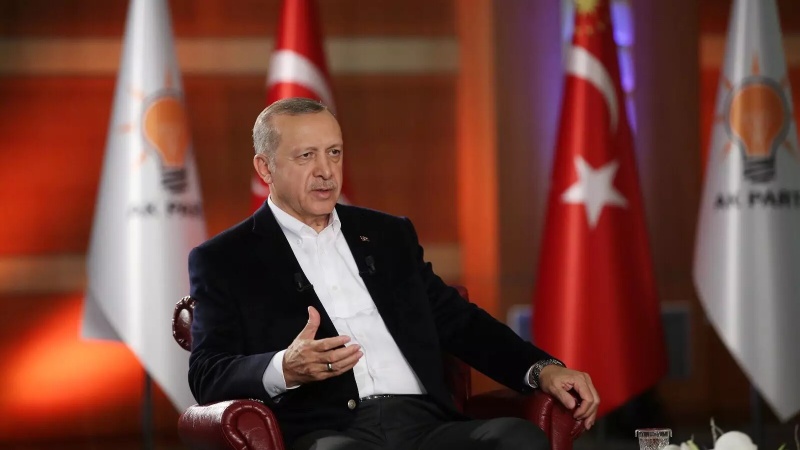 Ərdoğanın canlı yayımda halı pisləşib