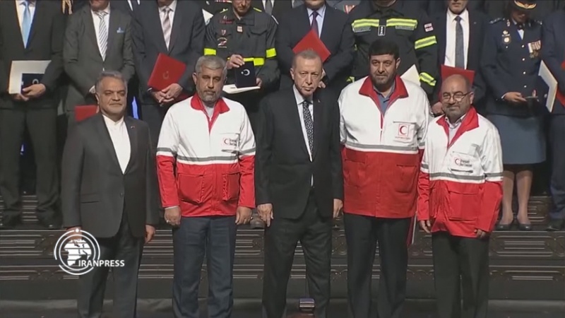 Erdogan verleiht iranischem Roten Halbmond Orden für große Opferbereitschaft