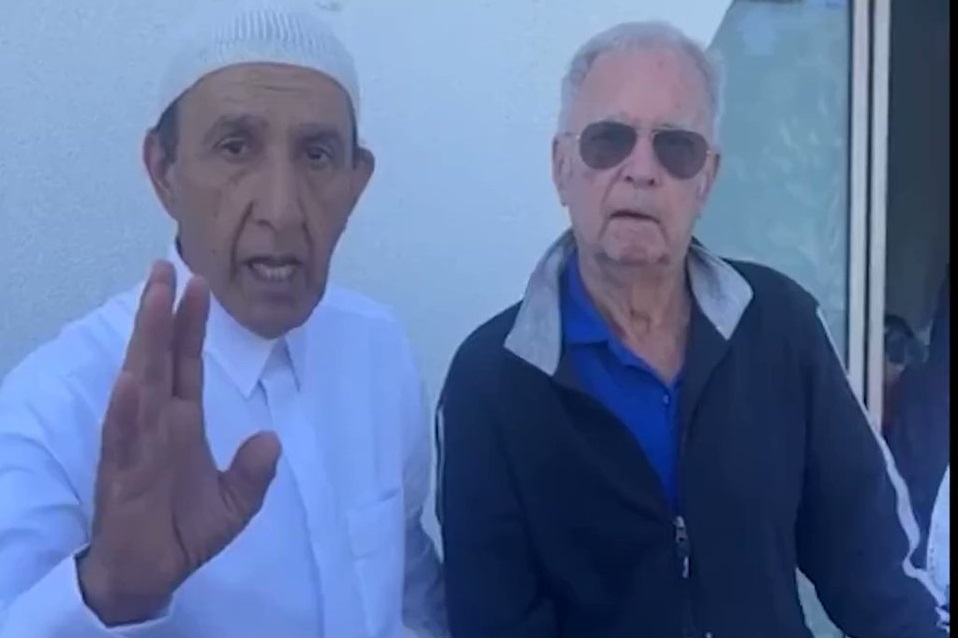 ویدیو/ پیرمرد شاکی از صدای نماز عید فطر به مسجد آمد و مسلمان شد