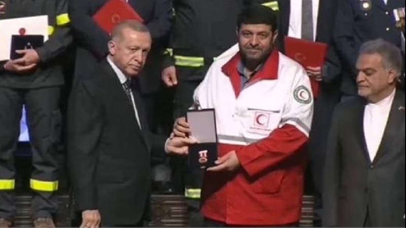 Erdoğan'dan İran Kızılay'ına "Fedakarlık Nişanı"