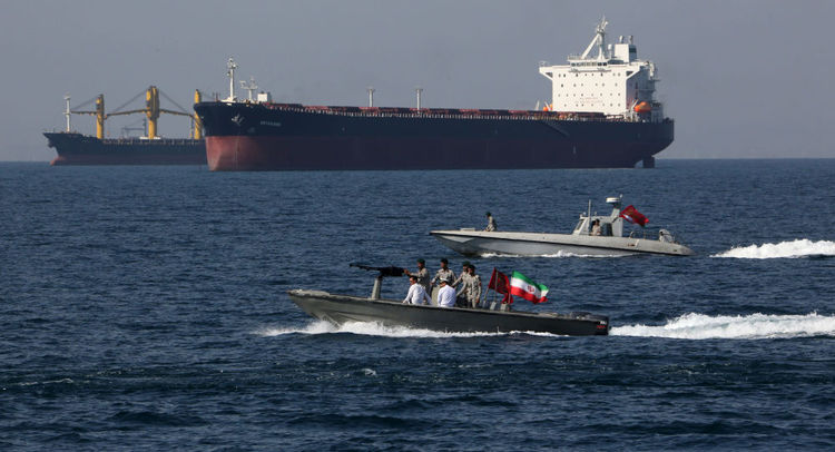 برخورد یک شناور تانکر با یک‌ فروند موتورلنج در جنوب شرق جاسک/ نیروی دریایی ارتش نفتکش را به لنگرگاه بندر عباس هدایت کرد