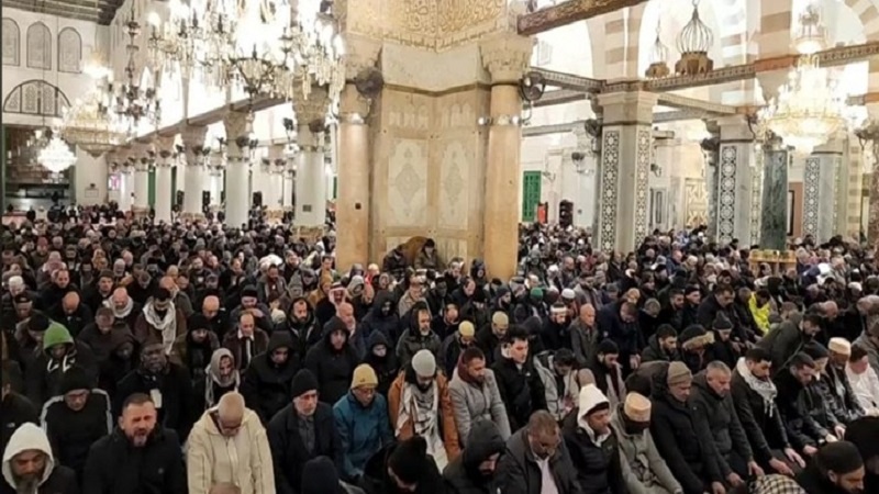 Lindungi Bab al-Rahmah, Ribuan Jemaah Palestina Salat Subuh di al-Aqsa