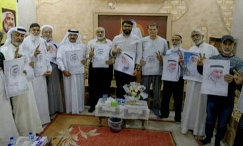 حشد من الأهالي وأباء الشهداء يزور منزل الأستاذ عبد الوهاب حسين تضامنا مع قضيته