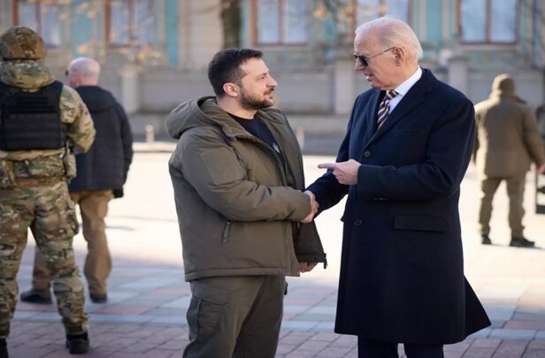 صحيفة أمريكية: زيلينسكي وبايدن سيخسران منصبيهما كرئيسين قريبا جدا 