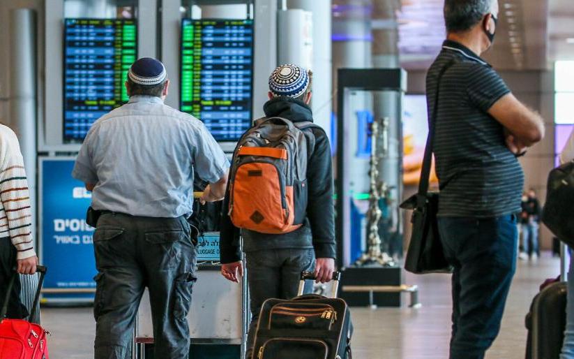 كويتي ينشر فيديو يظهر فيه أمام مسافرين إسرائيليين وهو يصرخ "فلسطين حرة"