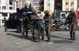 تركيا توقف 8 أشخاص للاشتباه في تمويلهم "داعش"