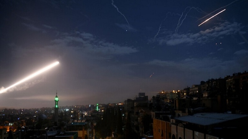 シリア防空部隊がイスラエルの攻撃に対抗