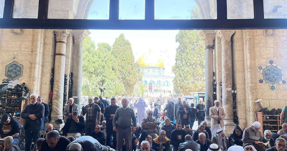 50,000 Palestinian worshipers perform Friday prayer at Aqsa
