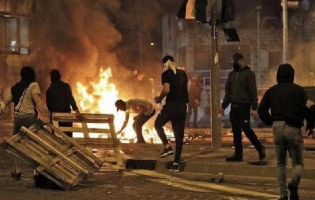 شبان فلسطينيون يحرقون نقطة عسكرية للاحتلال الإسرائيلي جنوب نابلس