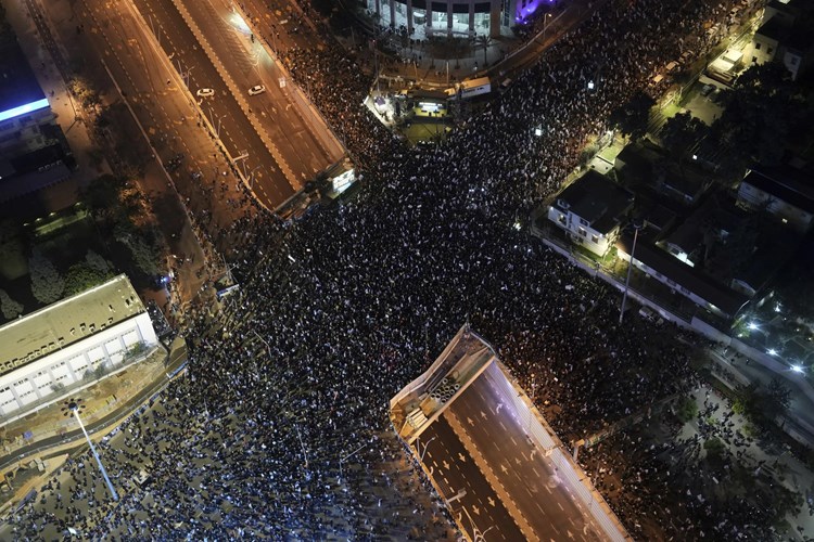 فصل ضابط إسرائيلي شارك في التظاهرة المؤيدة لنتنياهو مرتدياً الزي العسكري