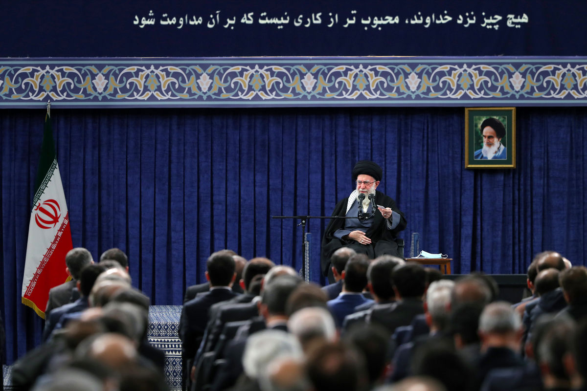 جمعی از مسئولان نظام با رهبر انقلاب دیدار می‌کنند