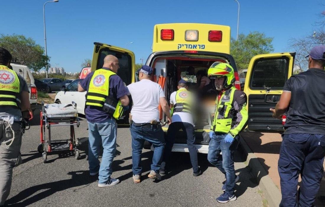 إصــابة جنديين إسرائيلييين أحدهما خطيرة في عملية طعن قرب "تل أبيب"