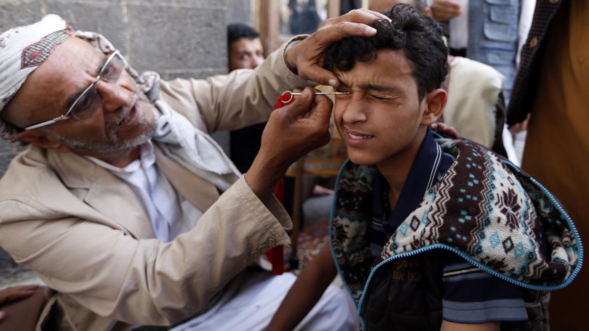 Видео/ Йеменские мужчины наносят сурьму на свои глаза