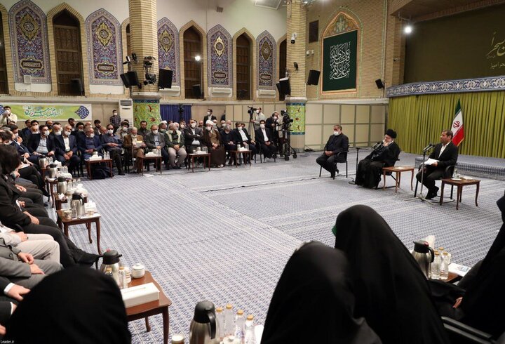 قائد الثورة یستقبل عدد من الشعراء وأساتذة الأدب الفارسي في البلاد