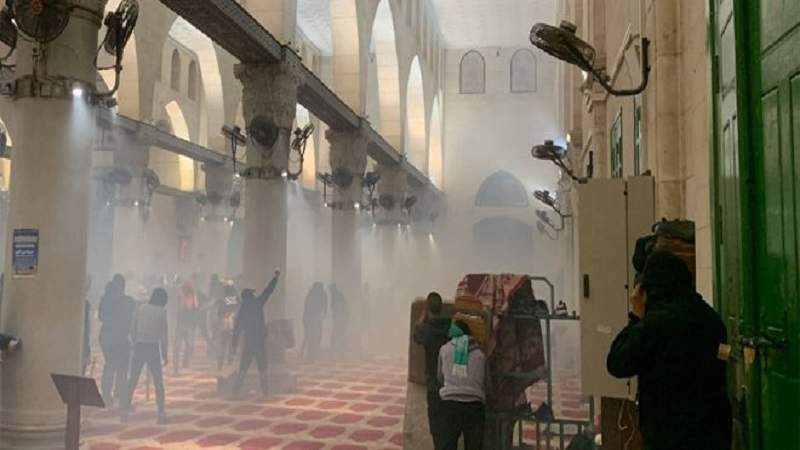الاحتلال الإسرائيلي يعتدي على معتكفي الأقصى.. والمقاومة الفلسطينية في غزة ترد برشقات صاروخية