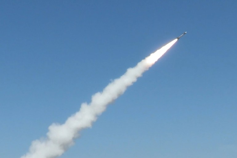 إعلام إسرائيلي يقول إن 15 صاروخا أطلق من لبنان تجاه مستوطنات