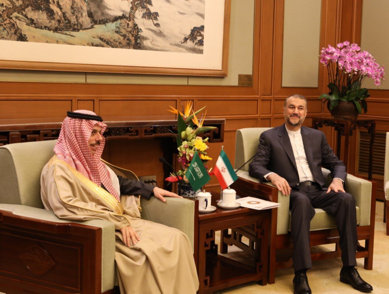 Ministro das Relações Exteriores iraniano descreve conversas com homólogo saudita como positivas