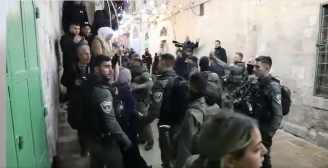 Watch: Israeli terrorists force journalists to not cover their brutal assault on worshipers in Al-Aqsa Mosque