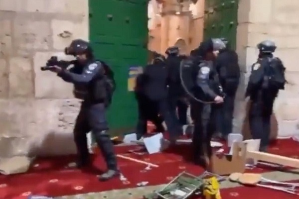 Forças de ocupação invadem Al-Aqsa pela segunda noite consecutiva