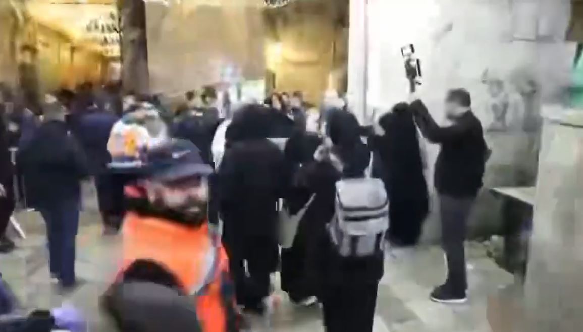 Video: Israeli occupation forces brutally assault, beat Palestinian worshipers, expelling them from al-Aqsa Mosque