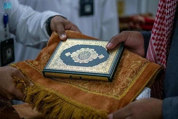 Umrah pilgrims receive copies of Quran in Ramadan
