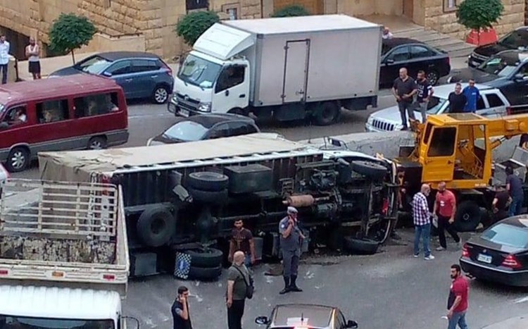 حزب الله: شهيد برصاص مسلحين اعتدوا على شاحنة لنا انقلبت في الكحالة