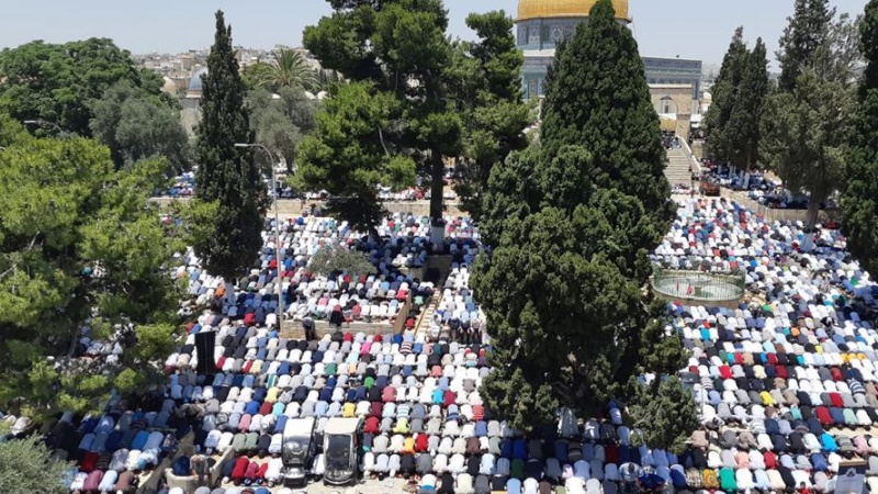 Puluhan Ribu Warga Palestina Salat Jumat di Kompleks al-Aqsa