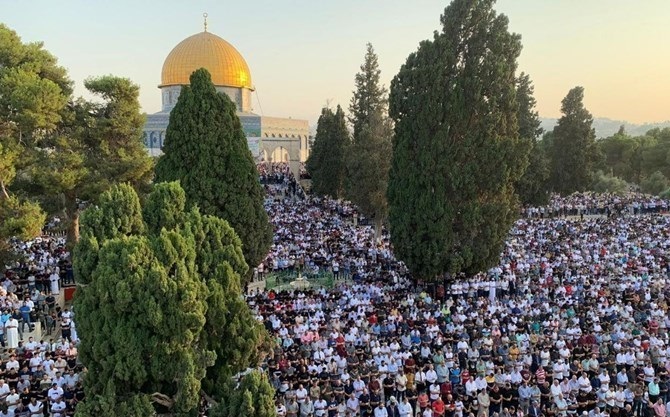  عشرات آلاف الفلسطينيين يؤدون صلاة الجمعة في المسجد الأقصى 