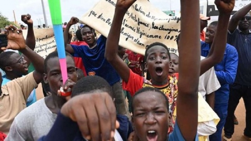 Tausende Demonstranten umzingeln den französischen Militärstützpunkt in Niger