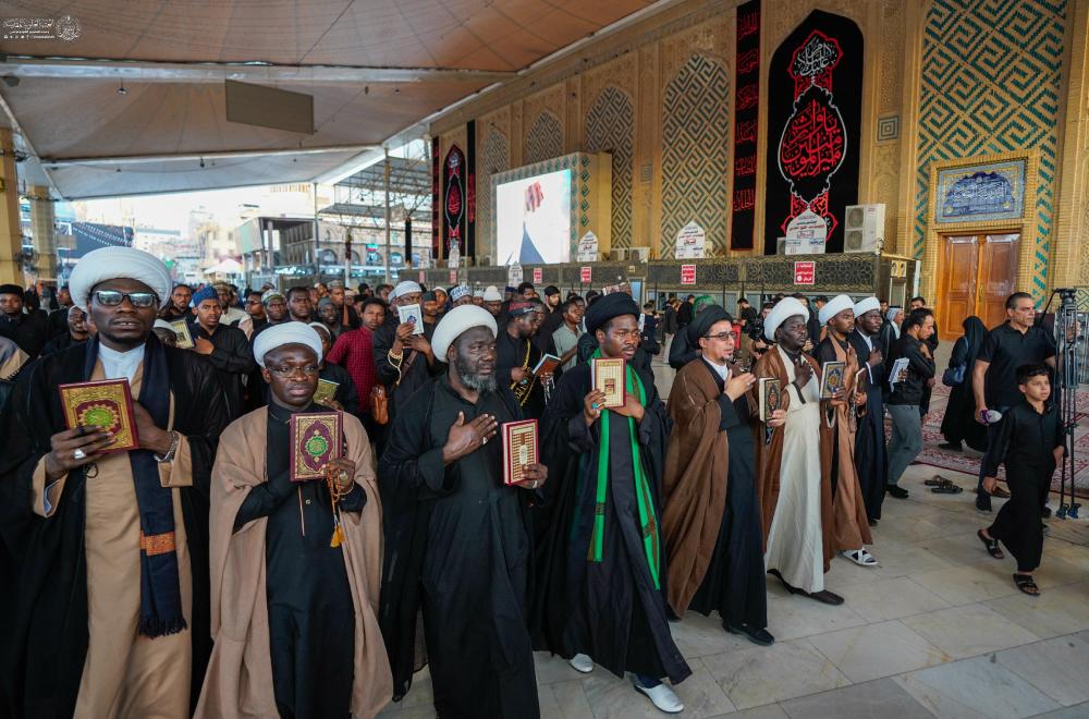 نُصرَةً لكتاب الله العزيز.. تنظيم موكب مسيرة العشق الحسيني لطلبة العلوم الدينية الأفارقة في النجف الأشرف