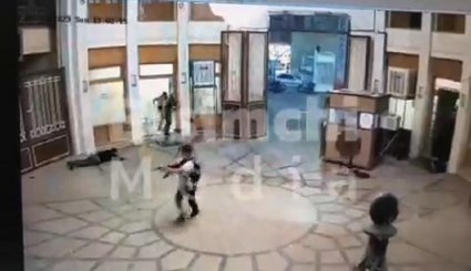 بالفيديو.. اللحظات الأولى لدخول الإرهابيين إلى مرقد شاهجراغ
