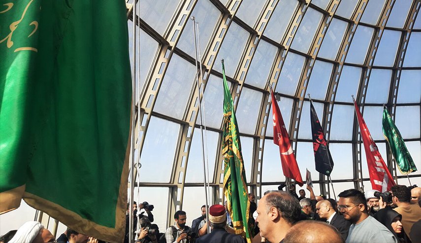 رفع رايات متبركة بخمس أضرحة مقدسة، في أعلی برج بطهران