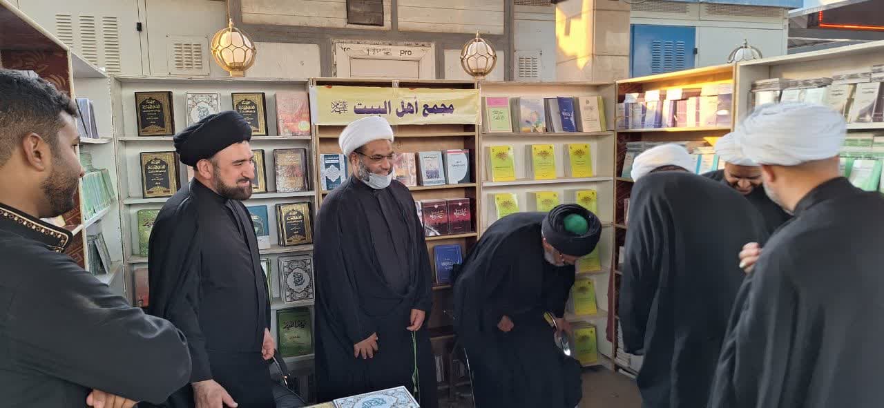 تقارير مصورة / ممثل المجمع العالمي لأهل البيت (ع) في العراق يزور معرض تراتيل سجادية الدولي للكتاب بكربلاء المقدسة 