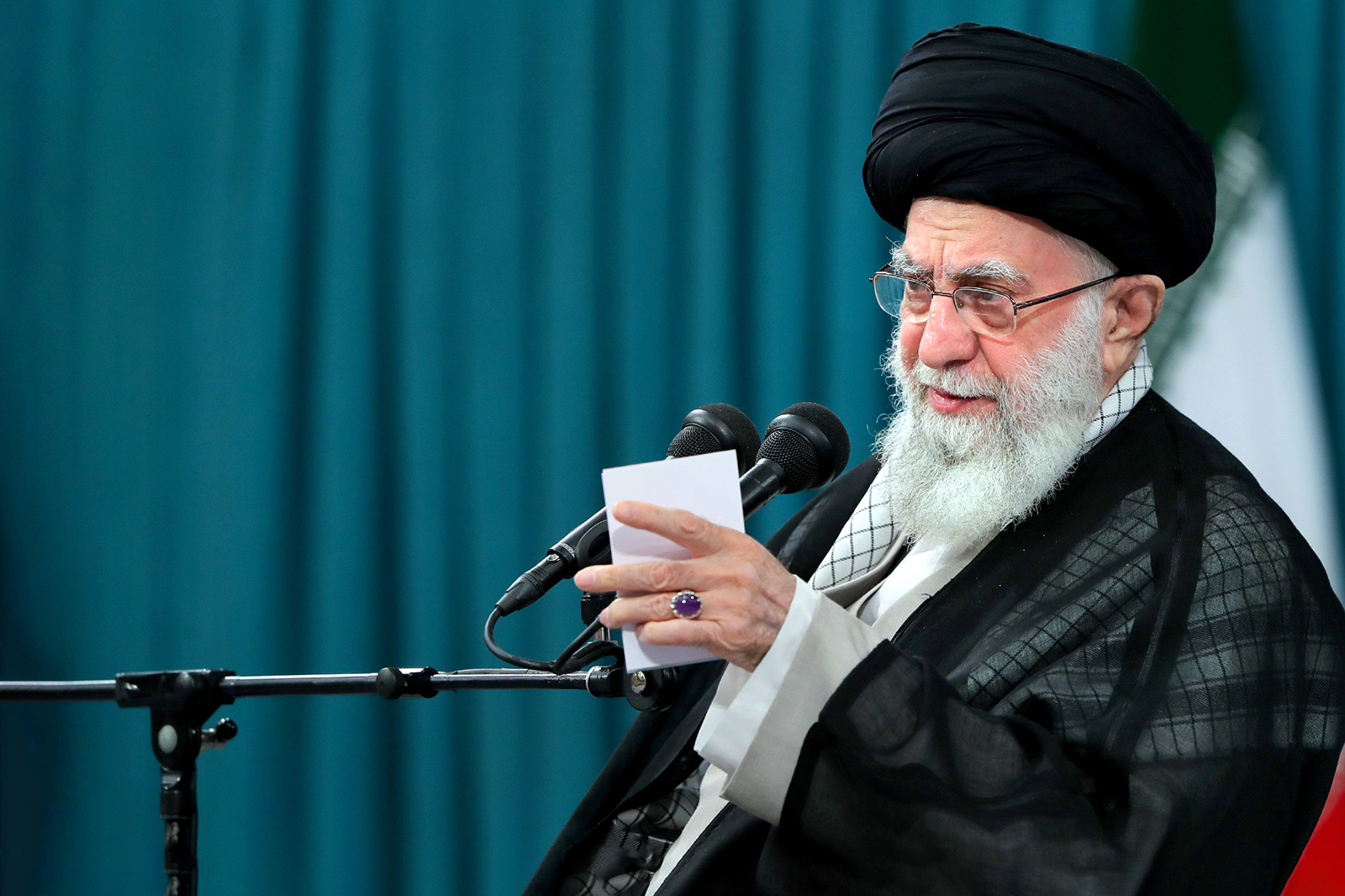 Imam Khamenei: Enemy seeking to tarnish image of IRGC