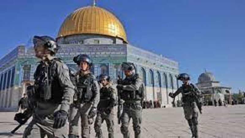  Attacco di 400 coloni occupanti alla moschea di Al-Aqsa