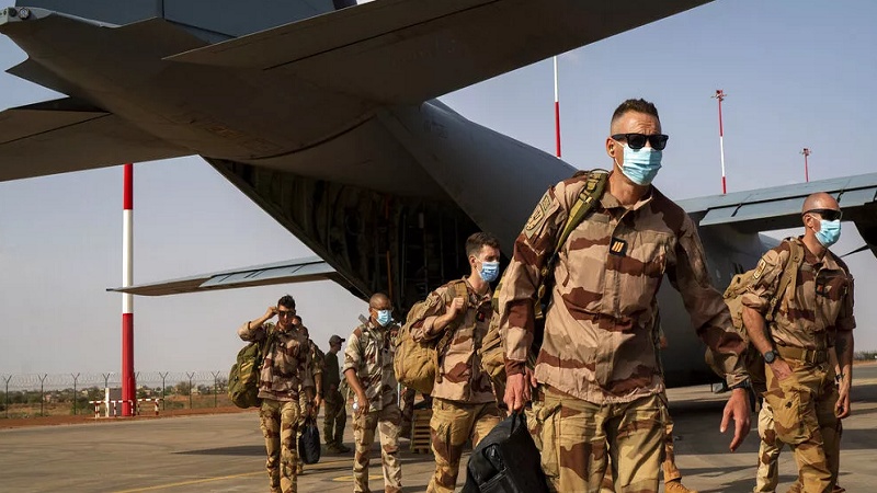  フランスが、ニジェールからの軍撤収を拒否