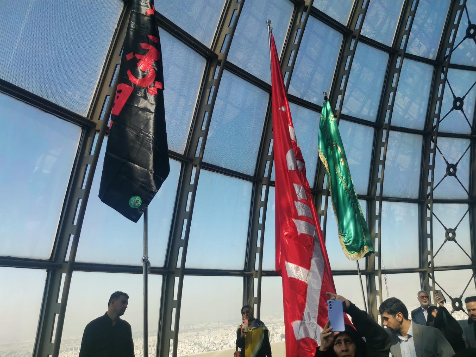 رفع رايتي الإمام الحسين وأبي الفضل العباس (عليهما السلام) على أعلى نقطة في العاصمة الايرانية+(صور)
