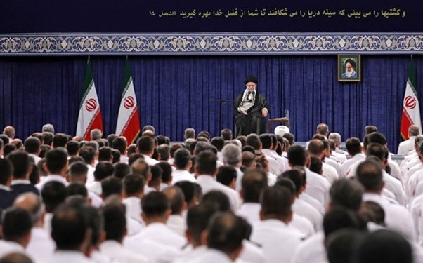 نقل تحيات قائد الثورة إلى منتسبي المنطقة البحرية الرابعة للحرس الثوري