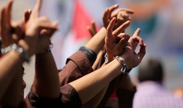 بعد انتزاع مطالبهم من مصلحة السجون الإسرائيلية.. الأسرى يعلقون إضرابهم