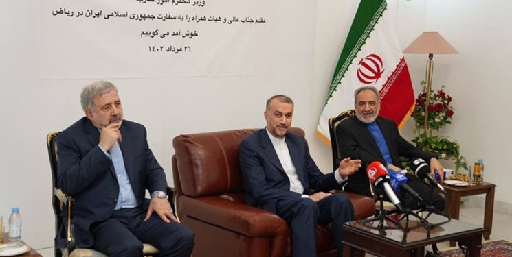 أمير عبداللهيان يزور السفارة الإيرانية في العاصمة السعودية